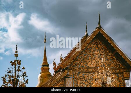 Wat Phrathat Haripunchai Woramahawihan während des Loy Khratong Laternenfestivals in Lamphun, Chiang Mai, Thailand Stockfoto