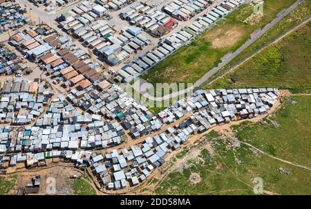 Kapstadt, Westkap / Südafrika - 09/28/2020: Luftaufnahme von Baracken in einer informellen Siedlung Stockfoto