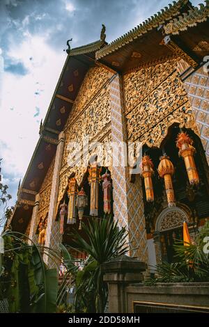 Wat Phrathat Haripunchai Woramahawihan während des Loy Khratong Laternenfestivals in Lamphun, Chiang Mai, Thailand Stockfoto