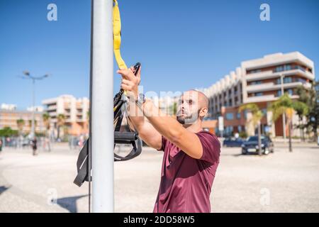 Personal Trainer Vorbereitung auf das Training mit TRX in einer Stadt Einstellung Stockfoto