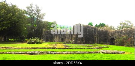 Ruinen und Keller der Klosterkirche in Whalley Abbey, Lancashire, UK in 2020) - im Jahr 1296 die Mönche von Stanlow Point, Cheshire zog nach Norden nach Whalley, Lancashire, wo sie ein neues Kloster am Fluss Calder gebaut. An der Stelle befand sich bereits eine Kapelle, die von Peter von Chester, dem Rektor von Whalley, errichtet wurde, und das Gebäude aus dem 13. Jahrhundert wurde in das neue Kloster integriert. Der Grundstein für die neue Abteikirche wurde im Juni 1296 von Henry de Lacy, dem 10. Baron von Halton, gelegt. Stockfoto