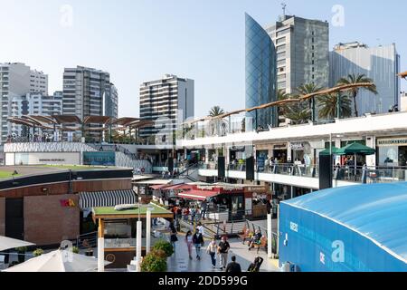 Hochwertiges Einkaufszentrum Larcomar in Miraflores, Peru Stockfoto