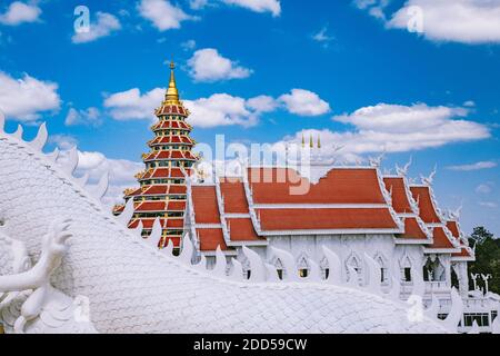 Wat Huay Pla Kang, weißer großer buddha und Drachen in Chiang Rai, Provinz Chiang Mai, Thailand Stockfoto