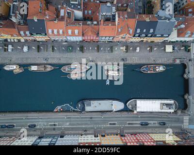 Luftdrohne Ansicht von Nyhavn in Kopenhagen, Dänemark Stockfoto