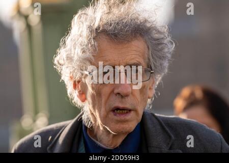 London, Großbritannien. November 2020. Piers Corbyn (Bruder des ehemaligen Labour-Führers Jeremy Corbyn) führte einen kleinen Anti-vax-Anti-Maskenprotest an und verteilte Maskenausnahmemarken an Passanten und die Medien. Er wurde von einem Mann begleitet, der eine riesige Spritze trug, der von der Polizei auf der Westminster Bridge befragt wurde. Kredit: Ian Davidson/Alamy Live Nachrichten Stockfoto