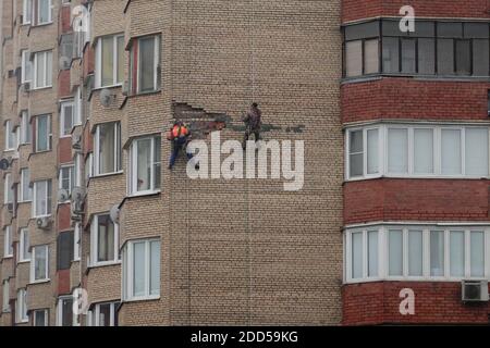 Arbeiter reparieren Fassade des Hausgebäudes Stockfoto