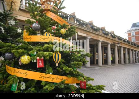 Covent Garden, London, Großbritannien. November 2020. Weihnachtsdekorationen und geschlossene Geschäfte in Covent Garden, London, während England eine vierwöchige nationale Sperre fortsetzt, um die Ausbreitung des Coronavirus einzudämmen. Bilddatum: Dienstag, 24. November 2020. Bildnachweis sollte lauten: Matt Crossick/Empics/Alamy Live News Stockfoto