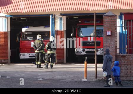 Feuerwehrleute des Ministeriums für Notsituationen (Ministerium für Zivilschutz, Notfälle und Beseitigung der Folgen von Naturkatastrophen) Stockfoto