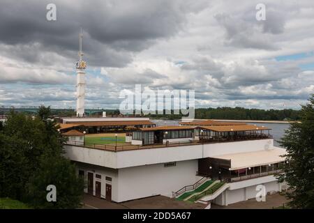 Jaroslawl, Russland - 14. August 2020: Flusshafen im historischen Teil der Stadt Jaroslawl, am Ufer der Wolga gelegen. Yaros Stockfoto