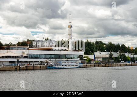 Jaroslawl, Russland - 14. August 2020: Flusshafen im historischen Teil der Stadt Jaroslawl, am Ufer der Wolga gelegen. Yaros Stockfoto