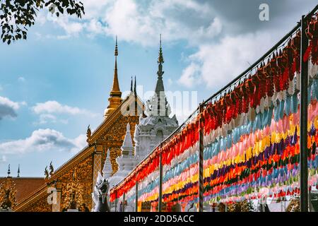 Wat Phrathat Haripunchai Woramahawihan während des Loy Khratong Laternenfestivals in Lamphun, Chiang Mai, Thailand Stockfoto