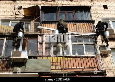 Arbeiter reparieren Fassade des Hausgebäudes Stockfoto
