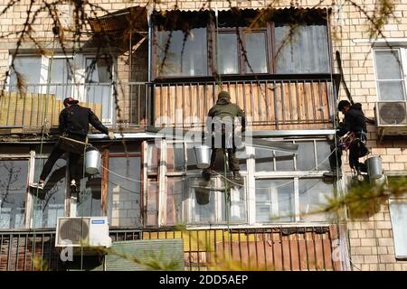 Arbeiter reparieren Fassade des Hausgebäudes Stockfoto