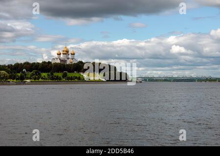 Jaroslawl, Russland - 14. August 2020: Blick auf die Mariä-Himmelfahrt-Kathedrale und die Wolga-Böschung, im historischen Teil der Stadt Jaroslaw Stockfoto