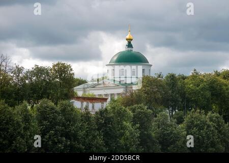 Jaroslawl, Russland - 14. August 2020: Blick auf die Kirche des Propheten Elija und des Bischofs von Amafuntsky von der Wolga an einem Sommerabend Stockfoto