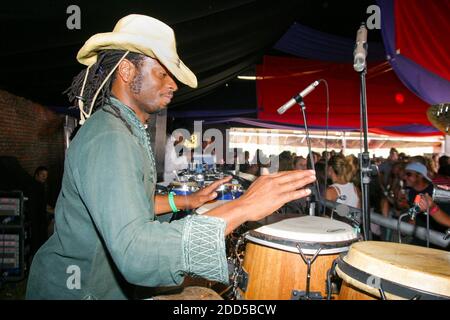 Basil Isaac Percussionist und DJ in der Bacardi Bar, B Bar V Festival 2003, Stockfoto