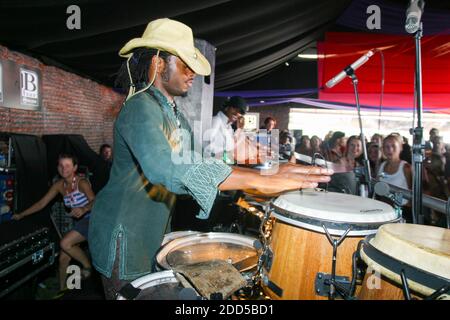 Basil Isaac Percussionist und DJ in der Bacardi Bar, B Bar V Festival 2003, Stockfoto