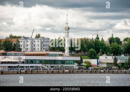 Jaroslawl, Russland - 14. August 2020: Flusshafen im historischen Teil der Stadt Jaroslawl, am Ufer der Wolga gelegen. Yaros Stockfoto