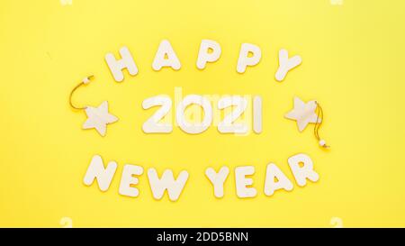 Text Happy 2021 Year aus Holzbuchstaben auf gelb Hintergrund Stockfoto