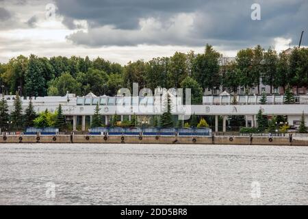 Jaroslawl, Russland - 14. August 2020: Flusshafen im historischen Teil der Stadt Jaroslawl, am Ufer der Wolga gelegen. Yaros Stockfoto