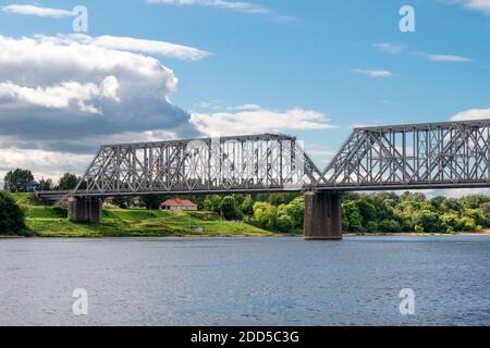 Nikolajewski (Romanowski) Eisenbahnbrücke über die Wolga in der Stadt Jaroslawl Stockfoto