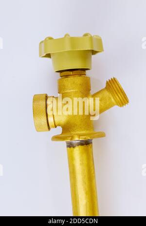 Mehrdrehung Messingschlauch bibb Ventil in den Sanitär-Versorgungssystemen auf isoliertem weißem Hintergrund. Stockfoto