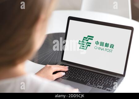 Guilherand-Granges, Frankreich - 24. November 2020. Notizbuch mit ChinaPost-Logo. Staatliches Unternehmen, das den offiziellen Postdienst Chinas betreibt. Stockfoto