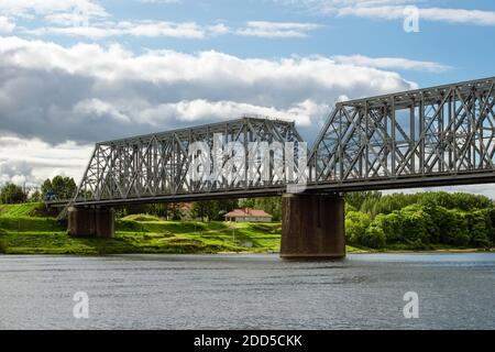 Nikolajewski (Romanowski) Eisenbahnbrücke über die Wolga in der Stadt Jaroslawl Stockfoto