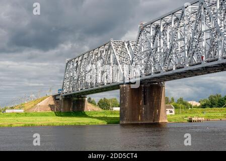 Nikolajewski (Romanowski) Eisenbahnbrücke über die Wolga in der Stadt Jaroslawl Stockfoto