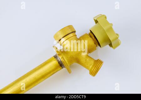 Nahaufnahme des äußeren Schlauchhahns in den Sanitär-Zubehörsystemen auf isoliertem weißem Hintergrund. Stockfoto