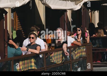 2020 Oktober 17, Florenz Italien: Außerhalb von Florenz Café Restaurant Pizzeria in der Toskana mit Menschen sitzen Essen Stockfoto