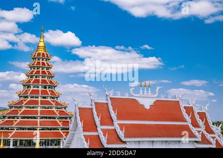 Wat Huay Pla Kang, weißer großer buddha und Drachen in Chiang Rai, Provinz Chiang Mai, Thailand Stockfoto