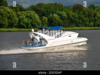 Ein Tragflächenboot bewegt sich mit hoher Geschwindigkeit entlang des Flusses Stockfoto