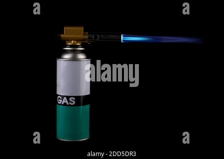 Flammenwerfer Brenner Gasbrenner Zündung mit blauer Feuerflamme Auf schwarzem Hintergrund Stockfoto