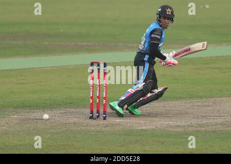 Dhaka, Bangladesch. November 2020. Beximco Dhaka Cricket-Spieler, Mushfiqur Rahim in Aktion während der Bangabandhu T20 Cup 2020 zwischen Minister Group Rajshahi und Beximco Dhaka im Sher e Bangla National Cricket Stadium.Minister Group Rajshahi schlug Beximco Dhaka durch 2 Läufe im Eröffnungsspiel des Bangabandhu T20 Cup im Sher-e-Bangla National Cricket Stadium. Kredit: SOPA Images Limited/Alamy Live Nachrichten Stockfoto