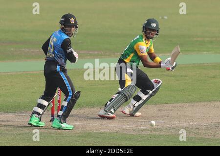 Dhaka, Bangladesch. November 2020. Minister Gruppe Rajshahi Spieler, Mehedi Hasan (R) in Aktion während der Bangabandhu T20 Cup 2020 zwischen Minister Group Rajshahi und Beximco Dhaka im Sher e Bangla National Cricket Stadium.Minister Group Rajshahi besiegte Beximco Dhaka durch 2 Läufe im Eröffnungsspiel des Bangabandhu T20 Cup im Sher-e-Bangla National Cricket Stadium. Kredit: SOPA Images Limited/Alamy Live Nachrichten Stockfoto