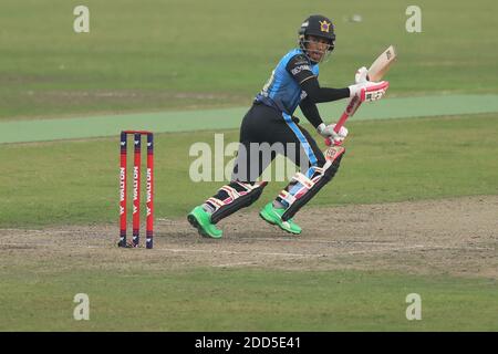 Dhaka, Bangladesch. November 2020. Beximco Dhaka Cricket-Spieler, Mushfiqur Rahim in Aktion während der Bangabandhu T20 Cup 2020 zwischen Minister Group Rajshahi und Beximco Dhaka im Sher e Bangla National Cricket Stadium.Minister Group Rajshahi schlug Beximco Dhaka durch 2 Läufe im Eröffnungsspiel des Bangabandhu T20 Cup im Sher-e-Bangla National Cricket Stadium. Kredit: SOPA Images Limited/Alamy Live Nachrichten Stockfoto