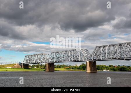 Nikolajewski (Romanowski) Eisenbahnbrücke über die Wolga in der Stadt Jaroslawl Stockfoto