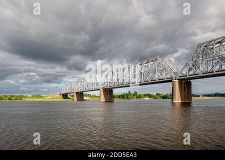 Nikolajewski (Romanowski) Eisenbahnbrücke über die Wolga in der Stadt Jaroslawl Stockfoto