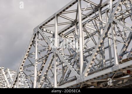 Nikolajewski (Romanowski) Eisenbahnbrücke über die Wolga in der Stadt Jaroslawl Stockfoto