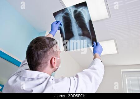 Der Arzt im Krankenhaus betrachtet die Röntgenaufnahme der Lunge. Stockfoto