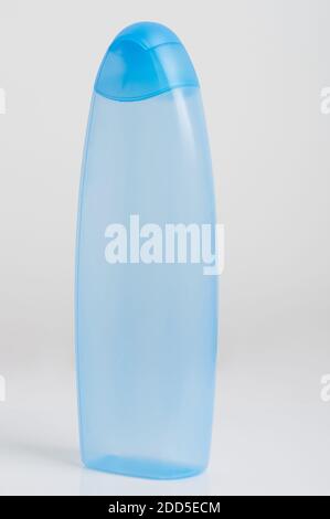 Leere blaue Plastikflasche für kosmetische Cremes oder Flüssigkeiten isoliert Auf weißem Hintergrund Stockfoto