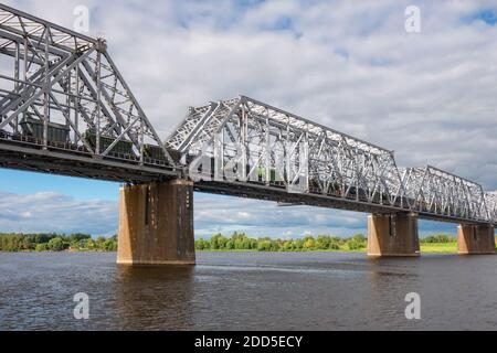 Nikolajewski (Romanowski) Eisenbahnbrücke über die Wolga in der Stadt Jaroslawl Stockfoto