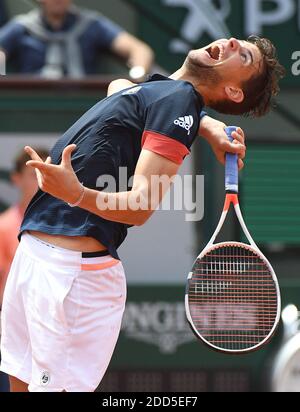 Dominic Thiem aus Österreich feiert während des Halbfinalmatches der Herren gegen Marco Cecchinato aus Italien am 13. Tag der 2018 French Open bei Roland Garros am 8. Juni 2018 in Paris, Frankreich. Foto von Christian Liewig/ABACAPRESS.COM Stockfoto