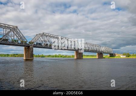 Nikolajewski (Romanowski) Eisenbahnbrücke über die Wolga in der Stadt Jaroslawl Stockfoto