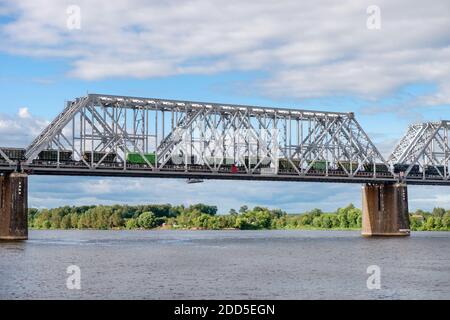 Nikolajewski (Romanowski) Eisenbahnbrücke über die Wolga in der Stadt Jaroslawl Stockfoto