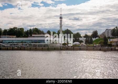 Jaroslawl, Russland - 14. August 2020: Flusshafen im historischen Teil der Stadt Jaroslawl, am Ufer der Wolga gelegen. Yaros Stockfoto