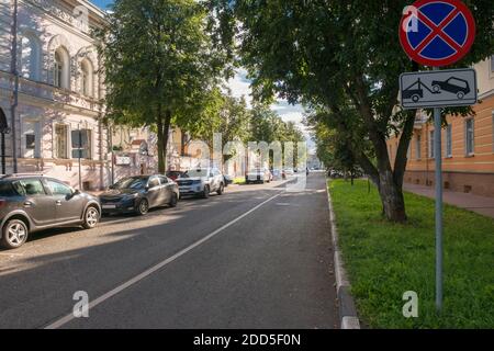 Jaroslawl, Russland - 14. August 2020: Blick auf die sowjetische Gasse vom Wolschskaja-Damm an einem Sommerabend. Goldring Russlands Stockfoto