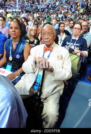 **DATEI FOTO** NY'S erster schwarzer Bürgermeister, David N. Dinkins, ist mit 93 verstorben. PHILADELPHIA, PA - 25. JULI: David Dinkins auf der Democratic National Convention im Wells Fargo Center in Philadelphia, Pennsylvania am 25. Juli 2016. Quelle: Mpi01/MediaPunch Stockfoto