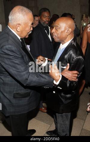 **DATEI FOTO** NY'S erster schwarzer Bürgermeister, David N. Dinkins, ist mit 93 verstorben. New York, NY- 26. September 2011- l bis r: Der ehrenwerte David N. Dinkins und Jazz-Schlagzeuger Roy Haynes, Ehrerbietung bei der 2. Jährlichen ' Legacy to Promise Gala' Reflecting the Past - Creating the Future Ehrung Phylicia Rashad und Roy Haynes am 26. September 2011 im Riverside Theater in New York City. Bildnachweis: MPi43 / MediaPunch Inc. Stockfoto